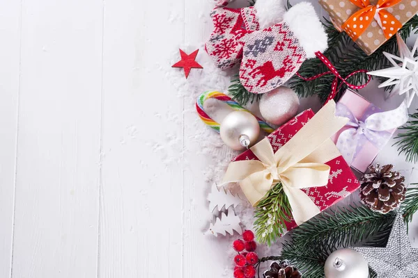Fundo de Natal com caixas de presente, árvore de natal, mitenes e decorações — Fotografia de Stock