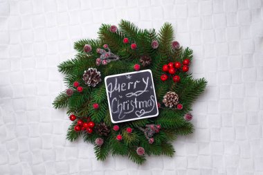 Noel çelenk, üzerinde beyaz izole