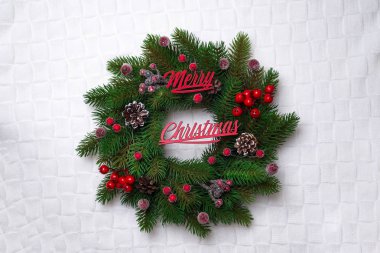 Noel çelenk, üzerinde beyaz izole