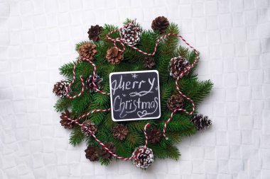 Noel çelenk, üzerinde beyaz izole