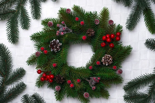 Couronne de Noël, isolée sur blanc — Photo