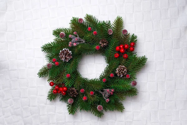 Couronne de Noël, isolée sur blanc — Photo