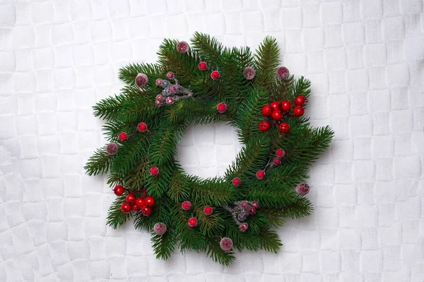 Couronne de Noël, isolée sur blanc — Photo