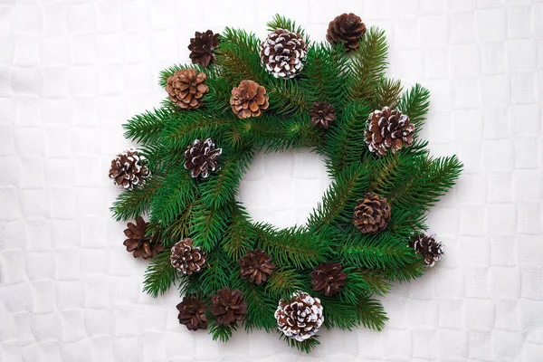 Couronne de Noël, isolée sur blanc — Photo