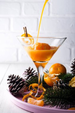 Yeni yıl içinde bir kokteyl martini koy