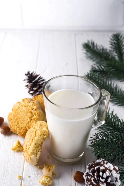 Glas melk en koekjes liet specifiek voor de Kerstman. — Stockfoto