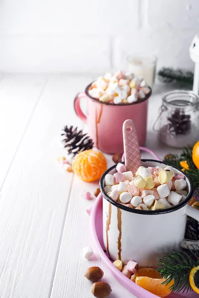 Twee kopjes met warme chocolade of cacao met gesmolten marshmallow — Stockfoto
