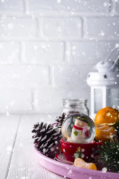 Різдвяний скляний м'яч зі сніговиком всередині . — стокове фото