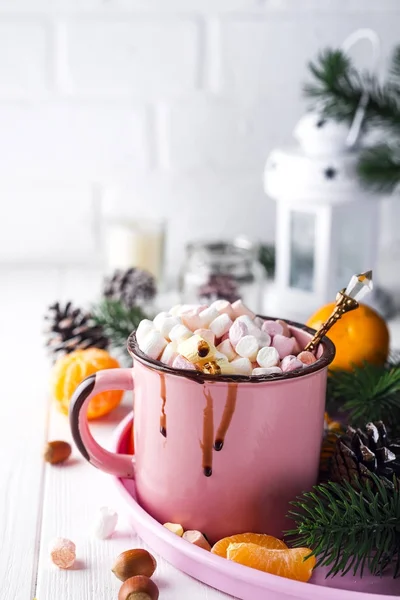 Mok met warme chocolademelk met gesmolten marshmallow — Stockfoto