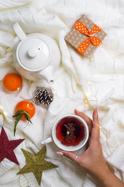 Woman hand hold a hot cup of tea — Stock Photo, Image