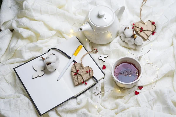 Tela de punto caliente, taza de té caliente y portátil — Foto de Stock