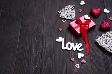 Aşk mektupları ve kalp şekilleri ile Sevgililer günü arka plan.