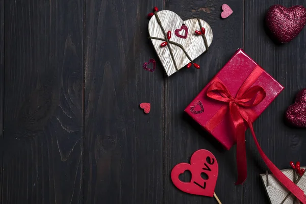 Kırmızı yay şerit ve ahşap kalp hediye kutusu