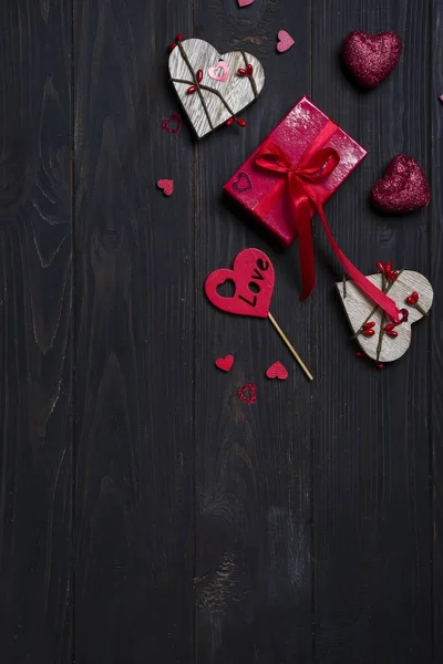 Dárková krabice s červenou mašlí pásu a dřevěné srdce — Stock fotografie
