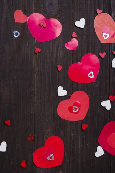 Rött papper hjärtan på trä bakgrund. — Stockfoto