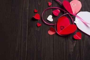 Kırmızı kenarlığı kağıt kalpler medya koyarak seviyorum