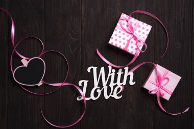 Aşk yazı ve hediye kutusu