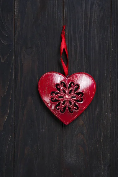 Ferro cuore rosso su sfondo di legno . — Foto Stock