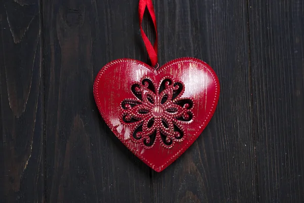Ferro cuore rosso su sfondo di legno . — Foto Stock