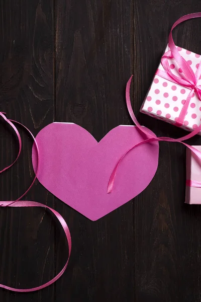 S láskou růžové srdce a dárkové krabice — Stock fotografie