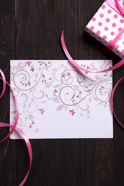 Листівка рожеве серце і подарункова коробка — стокове фото