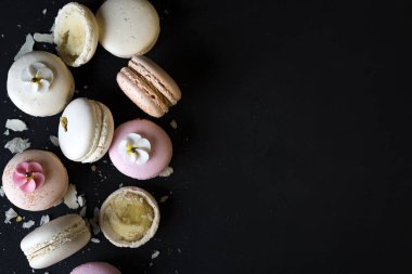 Renkli doğal macarons kek