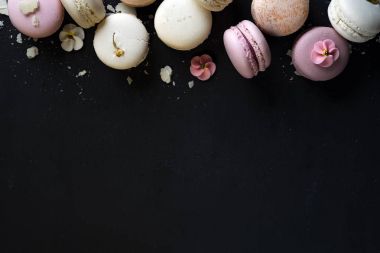 Renkli doğal macarons kek
