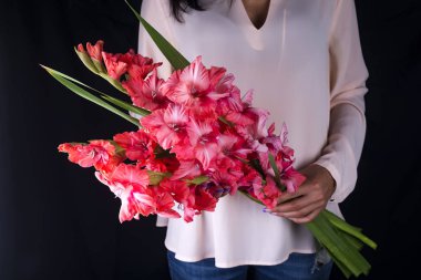 pembe Glayöl çiçek güzel bir buket tutan kadın