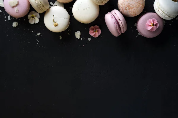 Gâteau de macarons naturels colorés — Photo