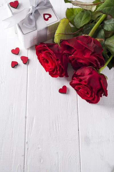 발렌타인 장미와 나무 테이블에 감싸인된 선물의 개념 — 스톡 사진
