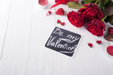 kırmızı gül ve Sevgililer günü çikolata şekerleme