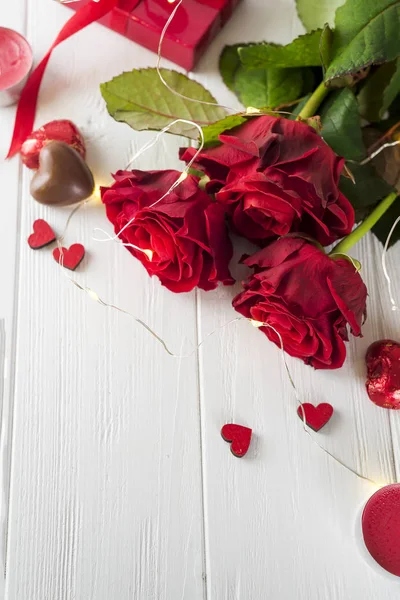 Roses rouges et bonbons au chocolat pour la Saint Valentin — Photo