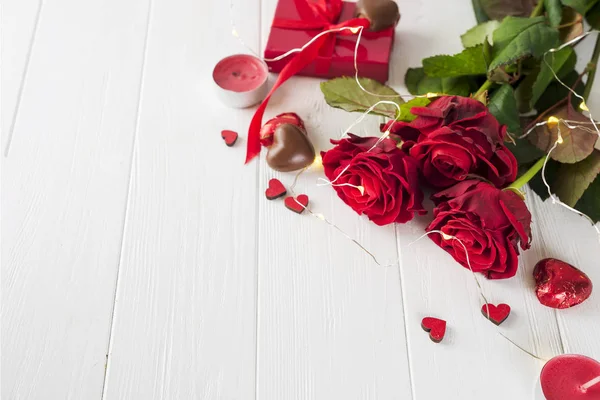 Красные розы и шоколадные конфеты на День Святого Валентина — стоковое фото