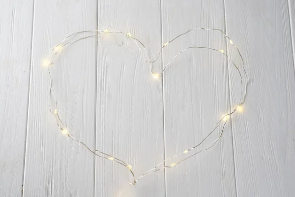 Ghirlanda di albero di Natale lucente nella forma di un cuore — Foto Stock
