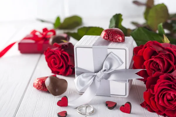 신선한 빨간 장미, 나무 테이블에 선물 상자 — 스톡 사진
