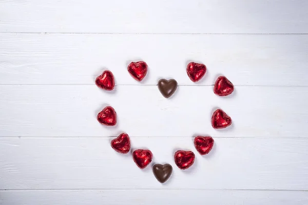 Srdce z čokolády na bílém pozadí dřevěná — Stock fotografie