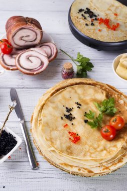 Tabağında kırmızı havyar olan gözlemeler.