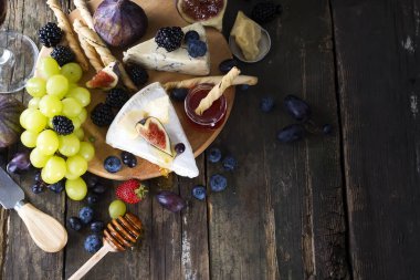 Meze Akdeniz öğle yemeği oder yemeğe kavramı masa. İtalyan yemeği. Havai görünümü. Kopya alanı