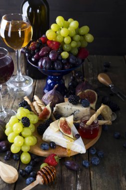 Beyaz şarap, üzüm, ekmek, bal ve peynir