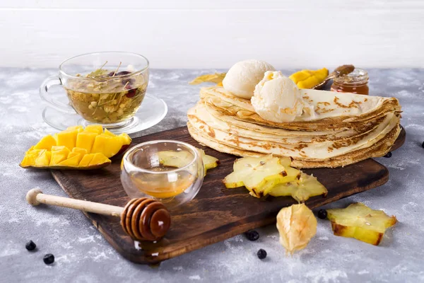 Voorbereiden van pannenkoeken met thee en honing — Stockfoto