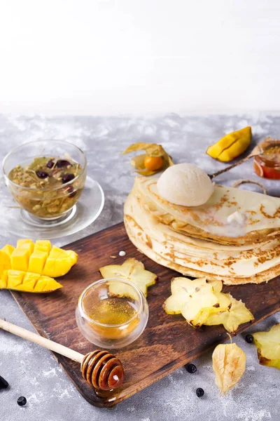 Mempersiapkan pancake dengan teh dan madu — Stok Foto