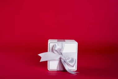 Gümüş şerit yay ile hediye kutusu