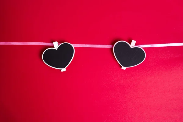 Kärlek till alla hjärtans dag - röda hjärtan hängde tillsammans — Stockfoto