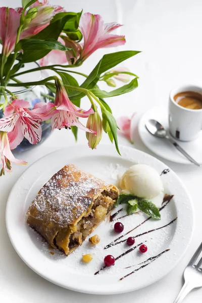 Apple strudel with vanilla ice cream — Stock Photo, Image