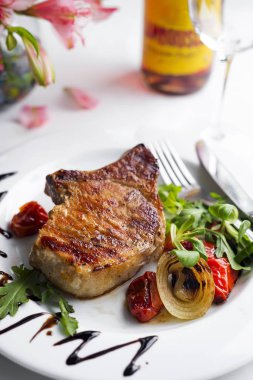 sebze ve ızgara beefsteaks