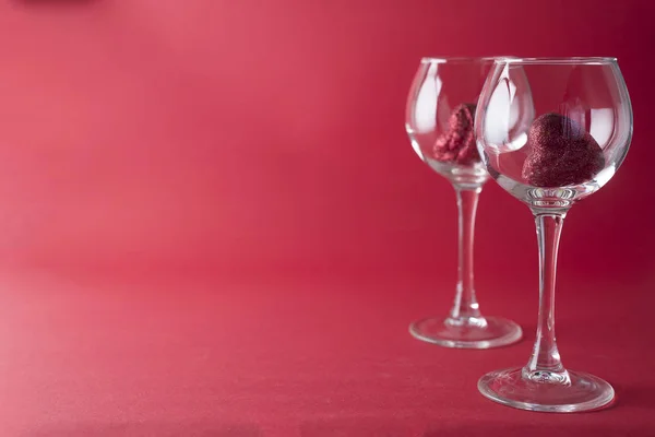 Corazones rojos en vasos aislados sobre fondo rojo —  Fotos de Stock