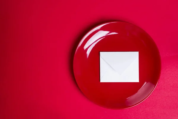 一枚の白い紙と赤いプレート — ストック写真