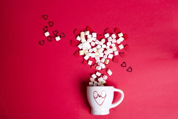 Alla hjärtans dag med kopp kaffe och trä hjärtan med marshmallow — Stockfoto