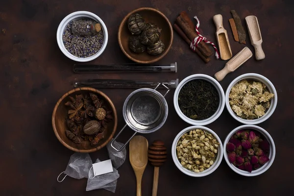 Accesorios de té con té diferente en cuencos —  Fotos de Stock