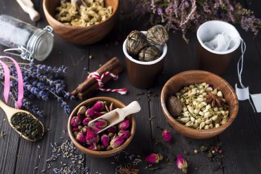 Bitkisel doğal çiçek çay infüzyon kuru çiçekler malzemelerle